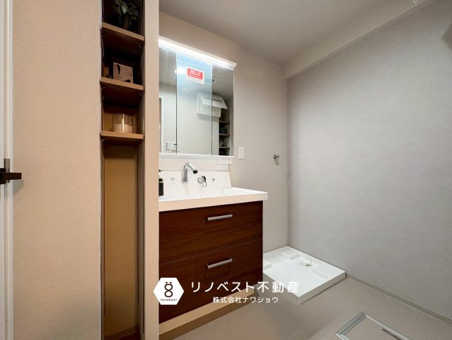 エスリード鴻池の独立洗面台|洗濯パン付きなのですぐに洗濯機を置いて頂けます！洗面台の横に収納棚があるので日用品や洗剤などのストックを置いておけますね◎