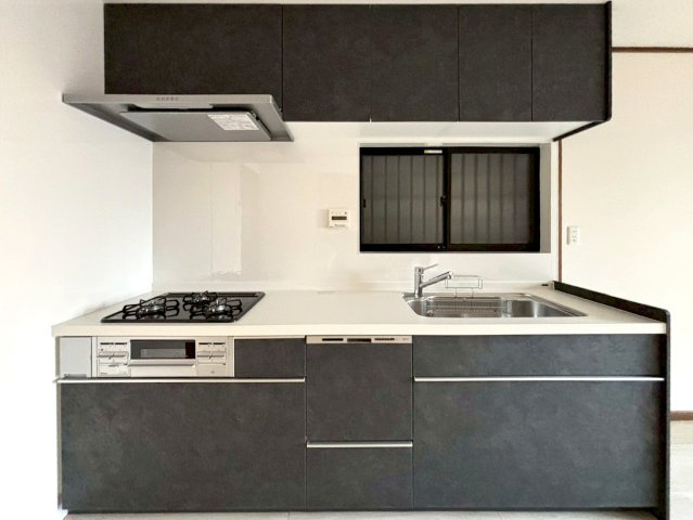 東大阪市荒川3丁目中古戸建のキッチン|食洗機付きのシステムキッチンです！黒基調のシックなキッチンで汚れも目立ちにくい設計になっています！