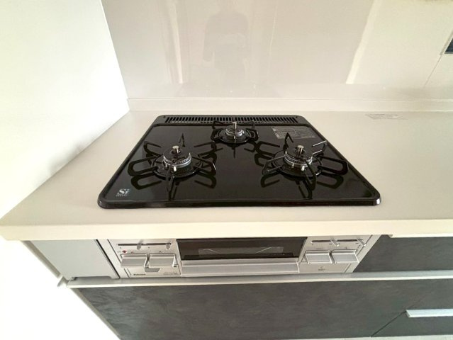 東大阪市荒川3丁目中古戸建のキッチン|3口コンロなのでまとめて調理することができるの効率UPに繋がりますね！