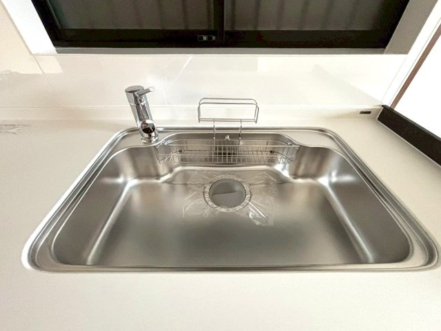 東大阪市荒川3丁目中古戸建のキッチン|スポンジやまな板置場も完備されているので便利なシンクです！