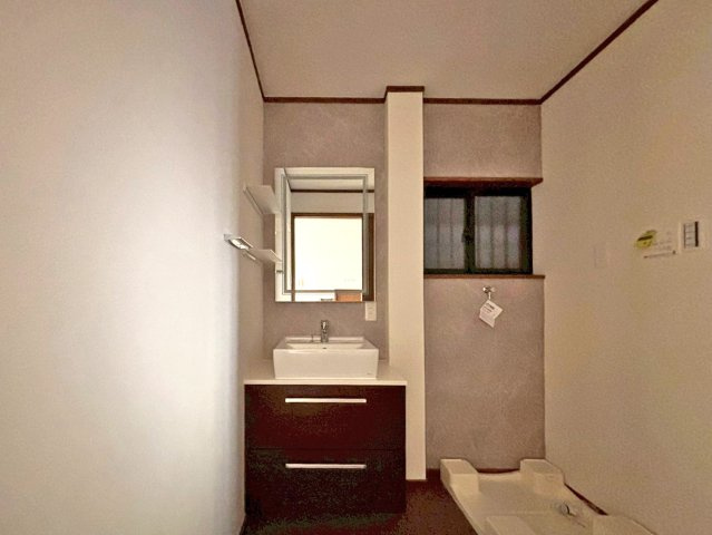 東大阪市荒川3丁目中古戸建の洗面所|洗濯パンがあるのですぐに洗濯機を設置頂けます♪新調されたオシャレな洗面台♪