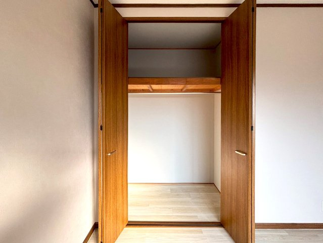 東大阪市荒川3丁目中古戸建の収納|上部に棚もついているので普段あまり使わない物も収納できますね！