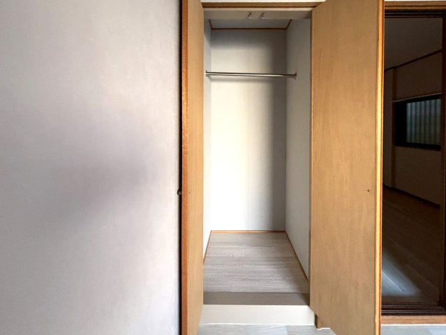 東大阪市荒川3丁目中古戸建の収納|お洋服はもちろん、カバンなどちょっとした小物も収納できます◎