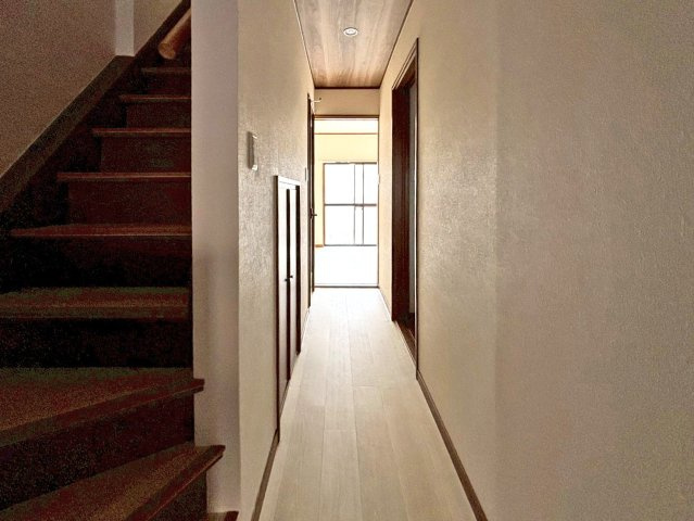 東大阪市荒川3丁目中古戸建のその他共用部分|玄関を入るとすぐ階段があるのでリビングに直行するもよし、奥には洋室があるので1階のお部屋を使われる方はすぐにお部屋まで行けます！