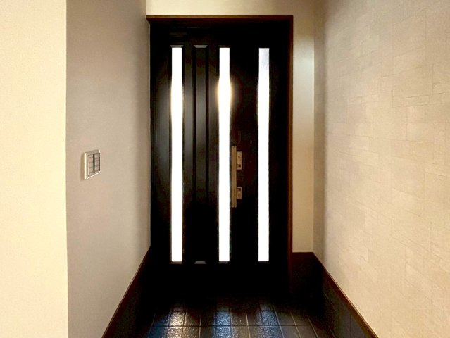 東大阪市荒川3丁目中古戸建の玄関|広々とした玄関なのでシューズボックスを後付けで置くのも良さそうですね◎