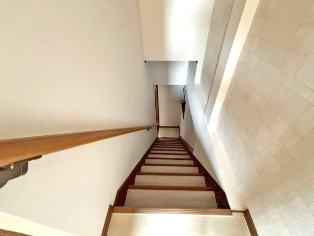 東大阪市荒川3丁目中古戸建のその他|階段には手すりがあるので転倒防止に役立ちますね！