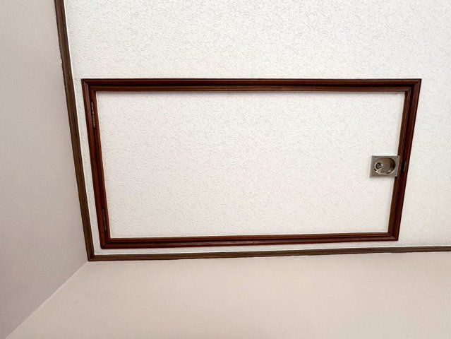 東大阪市荒川3丁目中古戸建の収納|3階の洋室の天井には大容量の屋根裏収納もございます！