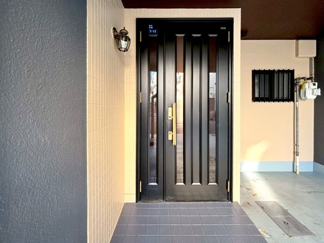 東大阪市荒川3丁目中古戸建の玄関|玄関横に屋根付きのガレージがあるので雨の日でも濡れることなく室内に入ることができます！