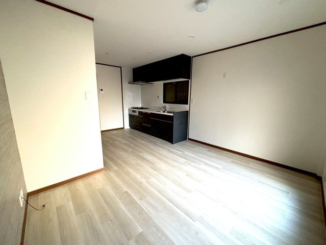 東大阪市荒川3丁目中古戸建の洋室|キッチンからリビングを見渡せるので小さいお子様がいらっしゃる方でも安心です◎