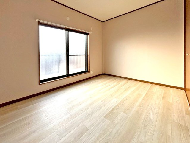 東大阪市荒川3丁目中古戸建の洋室|各居室に収納があるのでスッキリとしたお部屋造りが可能です！