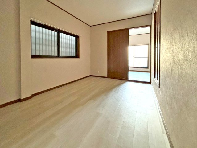 東大阪市荒川3丁目中古戸建の洋室|洋室との扉を開けておくと、一続きの空間としてお使い頂けます♪