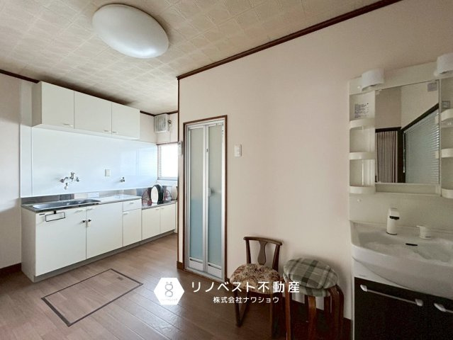 東大阪市若江東町2丁目の独立洗面台|洗面台にはライトがついているので効率よく身支度ができそうですね！