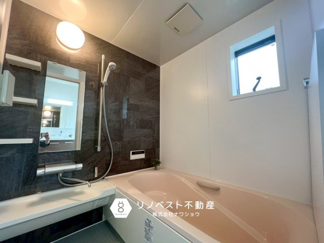 平野区加美北８丁目の浴室|小窓付きの浴室。
追い焚き機能付きなのでいつでも温かいお風呂に入れます◎