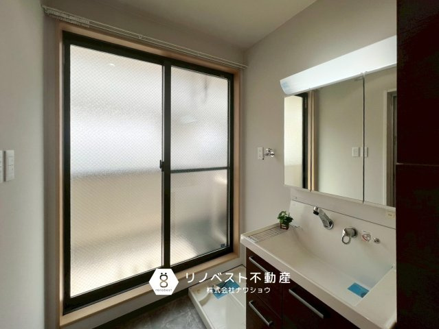 平野区加美北８丁目の洗面所|洗面から直接バルコニーへ出ることが可能です◎