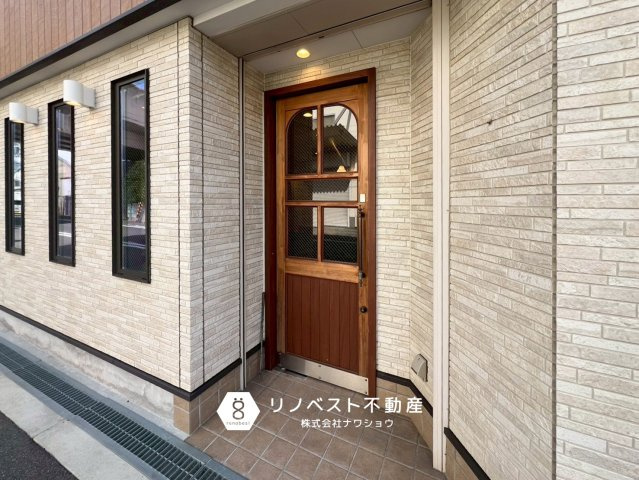 平野区加美北8丁目の玄関|店舗入り口です。
木の扉がおしゃれな雰囲気を演出してくれています◎