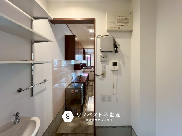 平野区加美北8丁目の内装|バックヤードと店舗スペースの間に暖簾などを掛けて、空間を仕切ってもいいですね♪