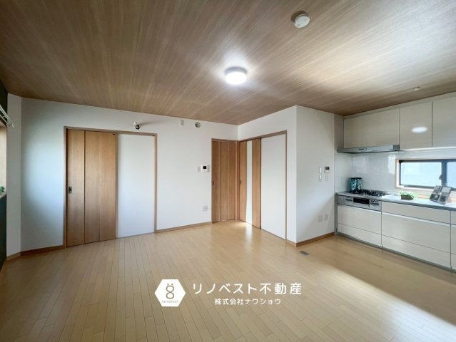 平野区加美北8丁目の居間・リビング|南向きキッチンなので手元が明るく、作業もしやすい環境です◎
シンプルな内装も家具のインテリア配置もしやすそうですね！