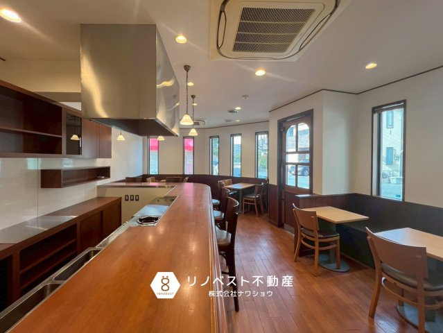 平野区加美北8丁目の内装|喫茶店やカフェに最適◎
窓が多いので開放感があります。