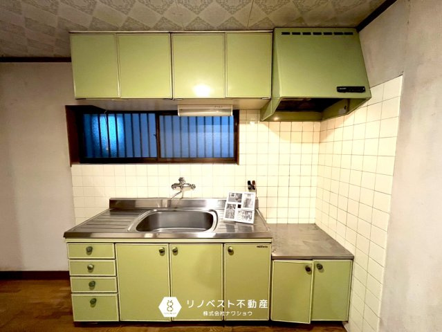 東成区中道4丁目のキッチン|コンロを設置して頂く必要がございます。キッチンを新調するのも良さそうですね！