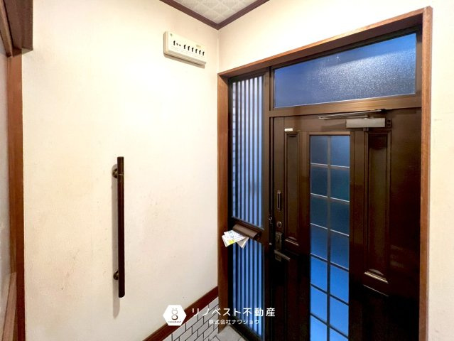 東成区中道4丁目のその他共用部分|玄関入ってすぐのところにも手すりがあるので段差があっても楽々ですね！