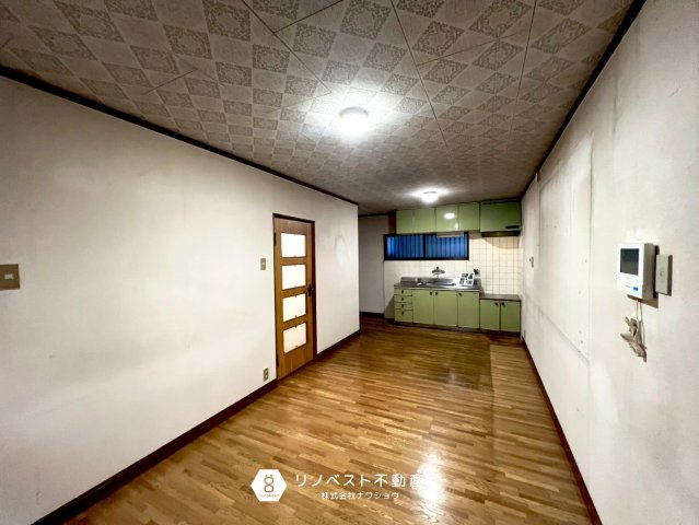 東成区中道4丁目の居間・リビング|約11帖のLDK。キッチンからの動線が良いので配膳も楽々です♪