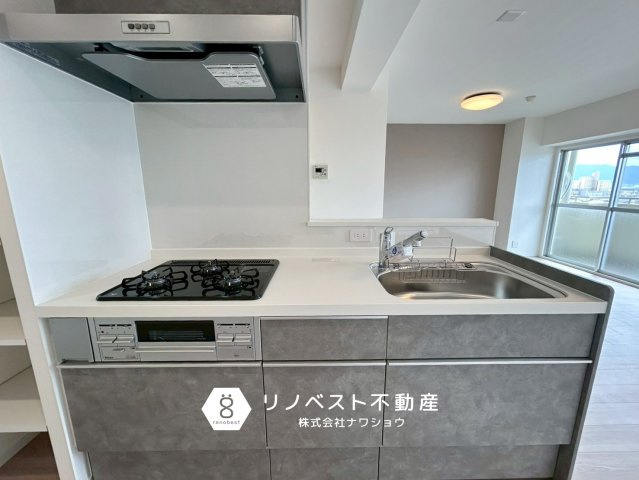 ハイマート若江2棟の洗面所|独立洗面台の横に収納があります◎タオルを収納するのに最適ですね♪