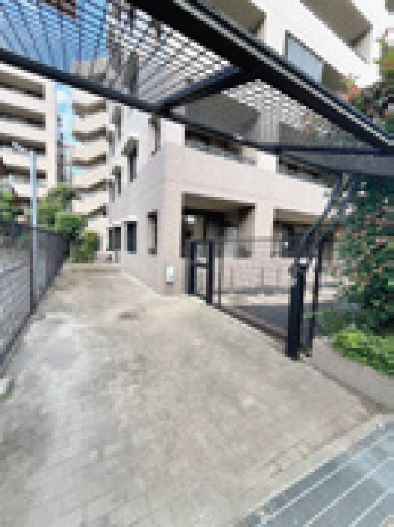 中古マンション ヴィルヌーブ新所沢の駐車場|駐車場に車を止められます