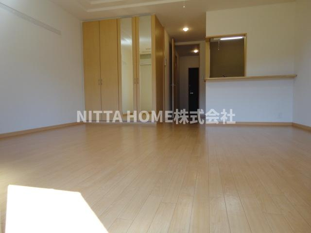 メルシー アトスの居間・リビング|広めの１２．４帖の洋室になります☆彡