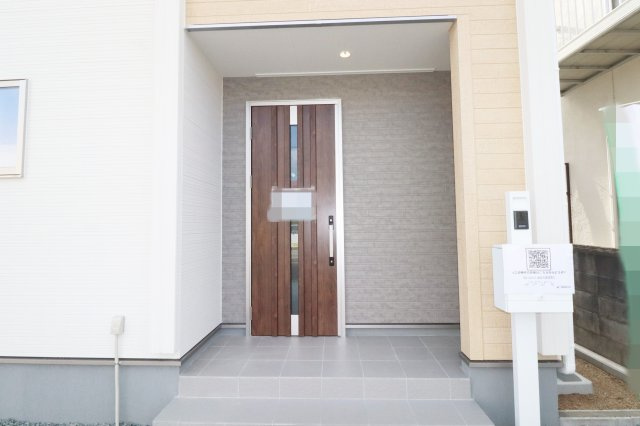 郡山市富田町字大徳南第3　　　１号棟　　　小山田小学校、郡山第６中学区　の玄関