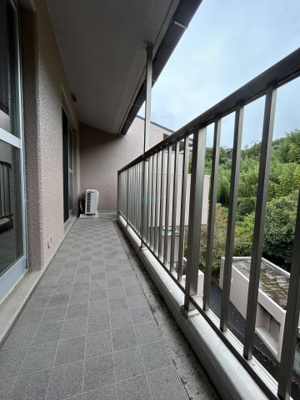 【バルコニー】 | 椿ハイツ瀬田川 | 朝の澄んだ空気や、夕方に吹く清々しい風を感じられるバルコニー。