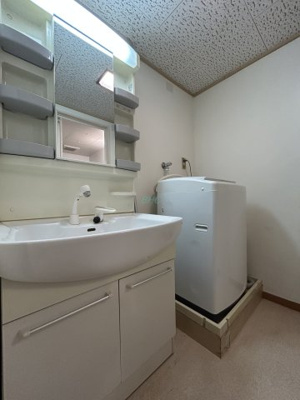 【独立洗面台】 | 椿ハイツ瀬田川 | 清潔感ある洗面台は、身だしなみチェックや肌のお手入れに最適です。