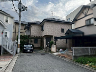 【前面道路含む現地写真】 | 菱木１丁　中古一戸建 | 【全室収納有】お部屋を広く利用するために必須なクローゼットが全室付いています♪もちろんお荷物を収納されても良しの勝手の良いクローゼットは嬉しいですね♪