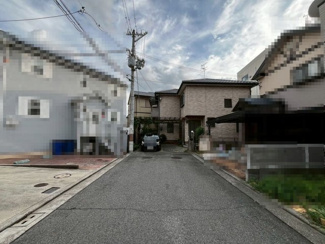 【前面道路含む現地写真】 | 菱木１丁　中古一戸建 | 【閑静な住宅地でのびのび子育て】閑静な住宅地で子育て家族にピッタリ。毎日のお散歩も快適な緑に恵まれたエリアです。