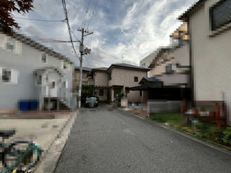 【前面道路含む現地写真】 | 菱木１丁　中古一戸建 | 前面道路約５．７ｍ！広々運転が苦手な方も安心ですね♪