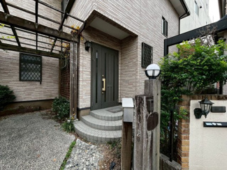 【玄関】 | 菱木１丁　中古一戸建 | 土地約４２．９坪！並列に駐車２台可能！ゆとりある敷地でのびのび新生活♪広々駐車スペースはママやお子様の自転車も停められますね！