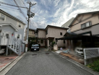 【前面道路含む現地写真】 | 菱木１丁　中古一戸建 | ＬＤＫ約１７．５帖！２面採光の明るくゆとりあるリビングに家族の時間も増えますね！