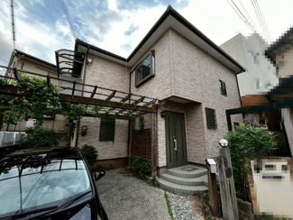 【外観】 | 菱木１丁　中古一戸建 | お料理に集中できる壁付けキッチンです♪キッチンの前に窓があるので、明るく換気しやすいキッチンです！