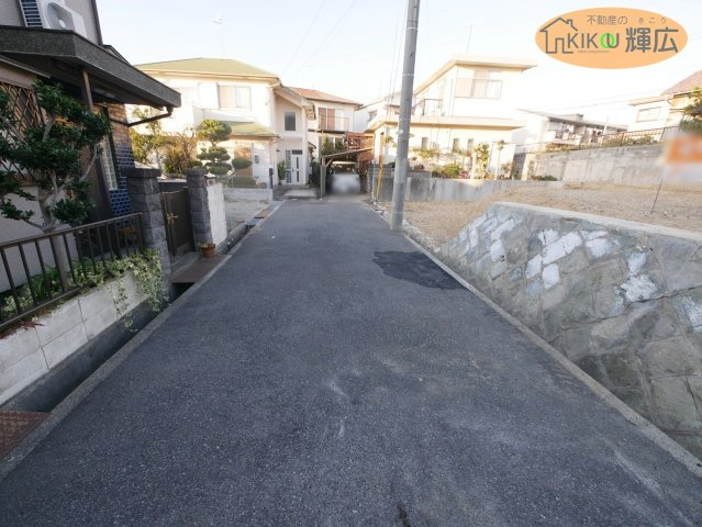 明石市魚住町錦が丘１丁目　土地の前面道路含む現地写真
