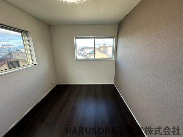 四條畷市江瀬美町　３階建の洋室