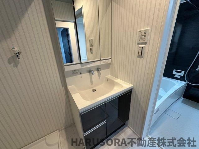 四條畷市江瀬美町　３階建の独立洗面台