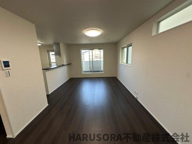 四條畷市江瀬美町　３階建の居間・リビング