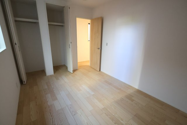 《仲介手数料無料》緑区大字三室1148-2(全1戸)新築一戸建てミラスモの洋室|撮影日 2025年11月26日 13:30 晴れ