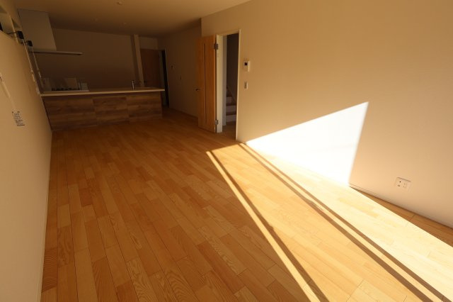 《仲介手数料無料》緑区大字三室1148-2(全1戸)新築一戸建てミラスモの居間・リビング|撮影日 2025年11月26日 13:30 晴れ