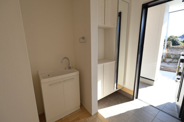 《仲介手数料無料》緑区大字三室1148-2(全1戸)新築一戸建てミラスモの玄関|撮影日 2025年11月26日 13:30 晴れ