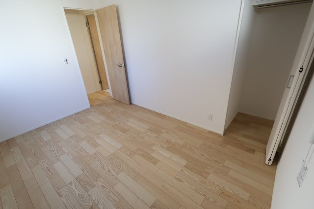 《仲介手数料無料》緑区大字三室1148-2(全1戸)新築一戸建てミラスモの洋室|撮影日 2025年11月26日 13:30 晴れ