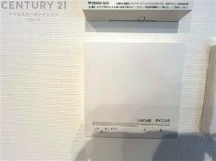 ガス式床暖房は、効率的な暖房システムであり、床からの温かさが快適な環境を提供します。床全体が均一に暖まり足元からの暖かさが感じられます。また空気の循環が少ないため、ホコリやアレルゲンの拡散を抑えます。