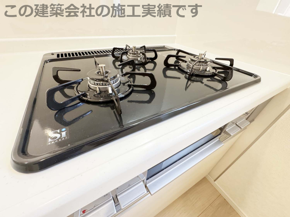 耐震+制震の家 今津町 第4：住宅性能取得物件：2号棟のキッチン|安全安心Siセンサー付ホーローガスコンロ
お手入れ楽々！