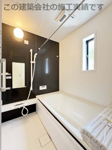 耐震+制震の家 今津町 第4：住宅性能取得物件：2号棟の浴室|■バスルームを湿気から守り、洗濯物を乾かす事が出来ます
■浴室暖房でヒートショックの予防
■４時間たっても、湯温低下は約2.5℃ お湯が冷めにくい構造で、光熱費を節約できます