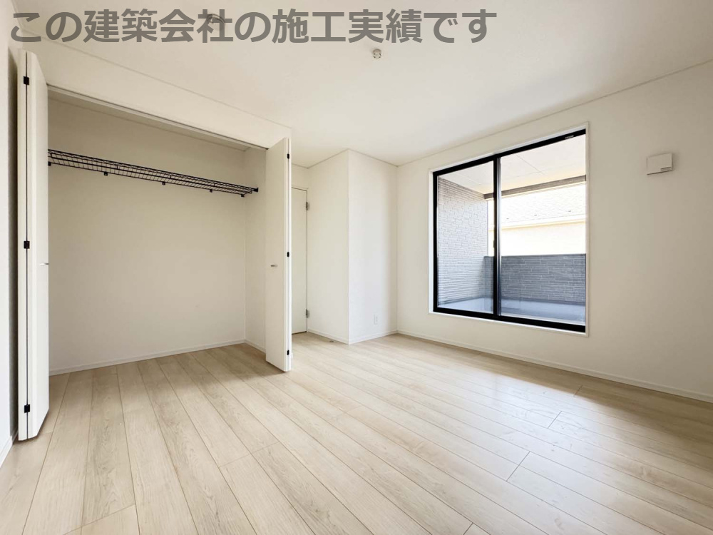 耐震+制震の家 今津町 第4：住宅性能取得物件：2号棟の洋室|各居室に収納を備えました