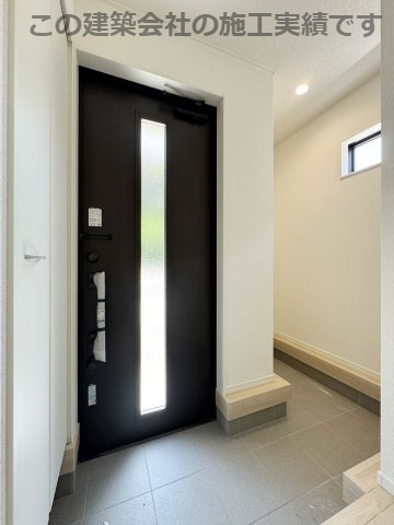 耐震+制震の家 今津町 第4：住宅性能取得物件：2号棟の玄関|玄関には大容量のシューズボックス